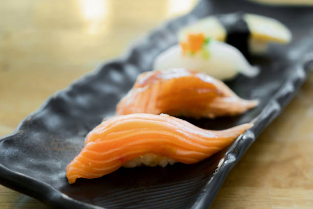 суши ролл с лососем и суши рулон с копченым угрем, селективный фокус. крупным планом суши-сета сашими - main course salmon meal course стоковые фото и изображения