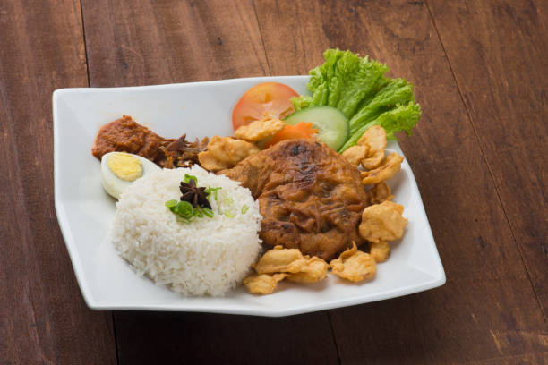 filete de pollo con fondo de madera - 18827 fotografías e imágenes de stock