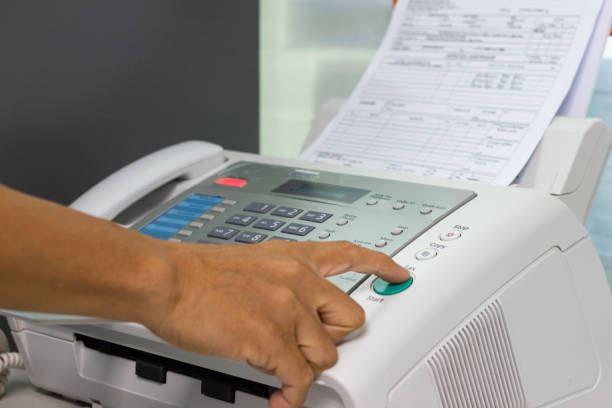 손 남자는 사무실에 팩스 기계를 사용 하는. 비즈니스 개념 - fax paper 뉴스 사진 이미지