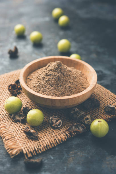 amla pulver mit rohen avla, es ist eine ayurvedische alternative medizin - gooseberry fruit berry bowl stock-fotos und bilder