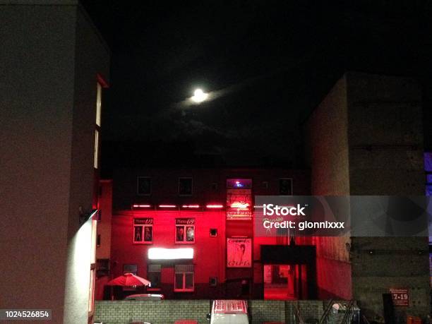 Vulkanstrasse Kırmızı Işık Bölge Gece Duisburg Almanya Stok Fotoğraflar & Genelev‘nin Daha Fazla Resimleri