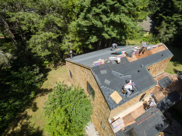 instalación de nuevo techo desde arriba - shingles roof roofer wood shingle fotografías e imágenes de stock