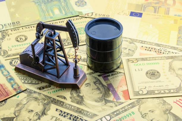石油、オイルマネー、原油の概念: ジャックと米ドル札に黒バレル ポンプ、送受信後石油産業の開発への投資販売から獲得したお金を示しています。 - oil industry oil oil rig oil pump ストックフォトと画像