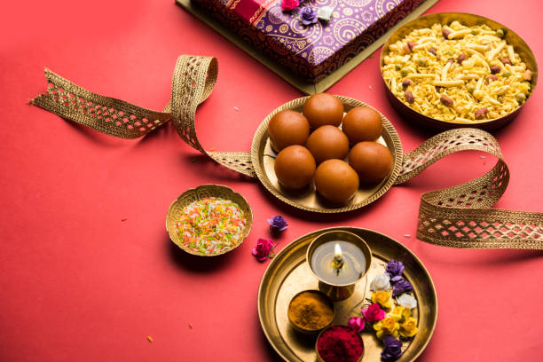 raksha bandhan 축제: 개념적 rakhi 밴드와 pooja thali gulab jamun 스위트의 전체 접시를 사용 하 여 만든. 형제와 자매 사이 사랑의 상징 되는 전통적인 인도 손목 밴드 - spherical joint 뉴스 사진 이미지