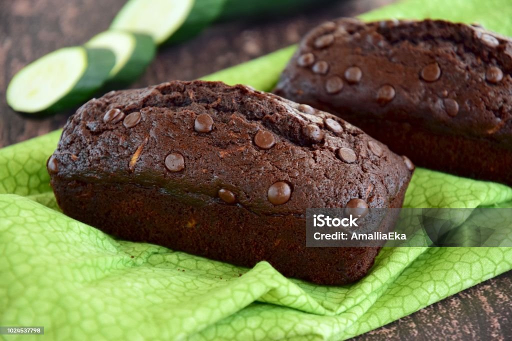 Hausgemachte Zucchini Chocolate Chip Kuchen - Lizenzfrei Zucchini Stock-Foto