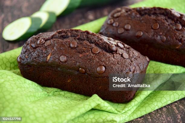 Hausgemachte Zucchini Chocolate Chip Kuchen Stockfoto und mehr Bilder von Zucchini - Zucchini, Schokolade, Schokoladenkuchen