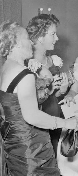 1950 zwei frauen auf einer party - party old fashioned glamour high society stock-fotos und bilder