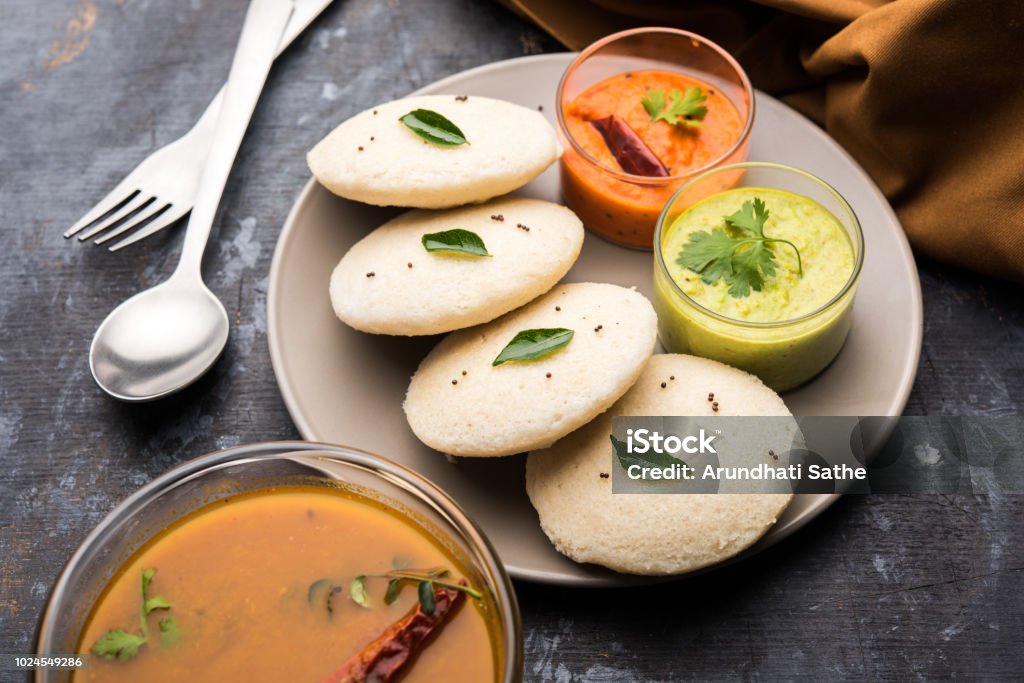 Untätig Sambar oder Idli mit Sambhar und grün, rot-Chutney. Beliebte South indisches Frühstück - Lizenzfrei Idli Stock-Foto