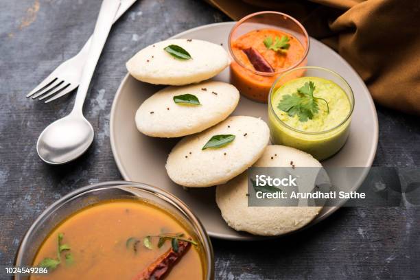 Untätig Sambar Oder Idli Mit Sambhar Und Grün Rotchutney Beliebte South Indisches Frühstück Stockfoto und mehr Bilder von Idli