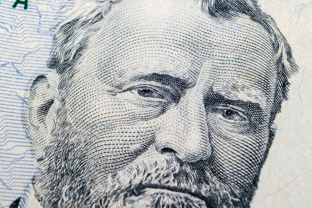 perto até ver os retrato de ulysses s. grant por um nota de cinquenta dólares. fundo do dinheiro. nota de 50 dólares com ulysses s. grant olhos tiro macro. fundo de dinheiro. retrato de rosto - symbol president ulysses s grant usa - fotografias e filmes do acervo