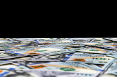 stapel-von-hundert-dollar-scheine-auf-schwarzem-hintergrund-isoliert-stapel-von-bargeld-im.jpg?b=1&s=170x170&k=20&c=2pmUpCDc7qZ2F4A0scFuHg0GliCF4xO84SxlY0yw6hM=