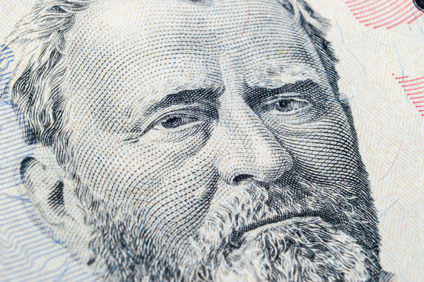 nah bis anzeigen porträt von ulysses s. grant zum einen fünfzig-dollar-schein. hintergrund des geldes. 50-dollar-schein mit ulysses s. grant augen makroaufnahme. geld-hintergrund. gesicht-porträt - fifty dollar bill number 50 currency close up stock-fotos und bilder