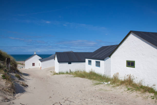 stenbjerg es un pueblo pesquero en la isla anterior de tu - denmark house cottage rural scene fotografías e imágenes de stock