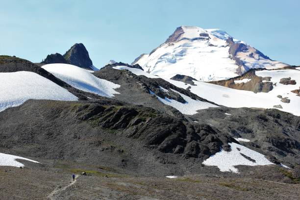 nahaufnahme des gipfels des mt. baker - north cascades national park awe beauty in nature cloud stock-fotos und bilder