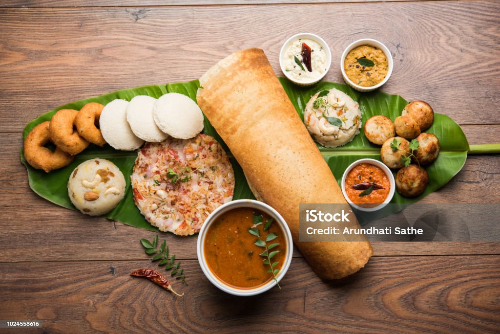Nhóm Thực Phẩm Nam Ấn Như Masala Dosa Uttapam Idli Idly Wada Vada Sambar Appam Semolina Halwa Upma Phục Vụ Trên Lá Chuối Với Chutneys Đầy Màu Sắc Tập Trung Chọn Lọc Nhóm Thực Phẩm Nam Ấn Như Masala Dosa Uttapam Idli Idly Wada Vada Sambar Appam Semolina Halwa Upma Phục Vụ Trên Lá Chuối Với Chutneys Đầy Màu Sắc Tập Trung Chọn Lọc