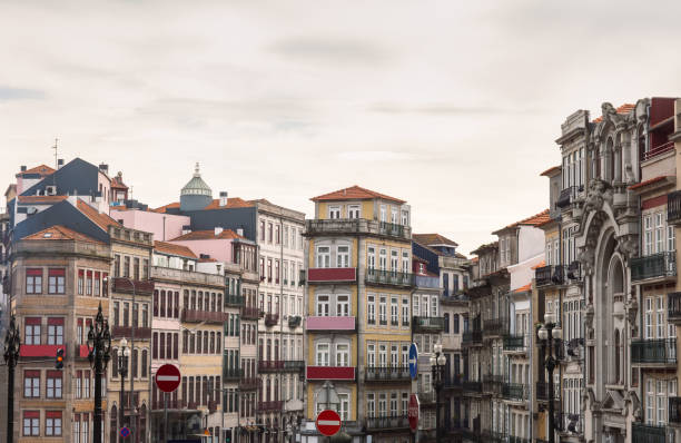 porto architektur innenstadt stadtbild - piazza nova stock-fotos und bilder