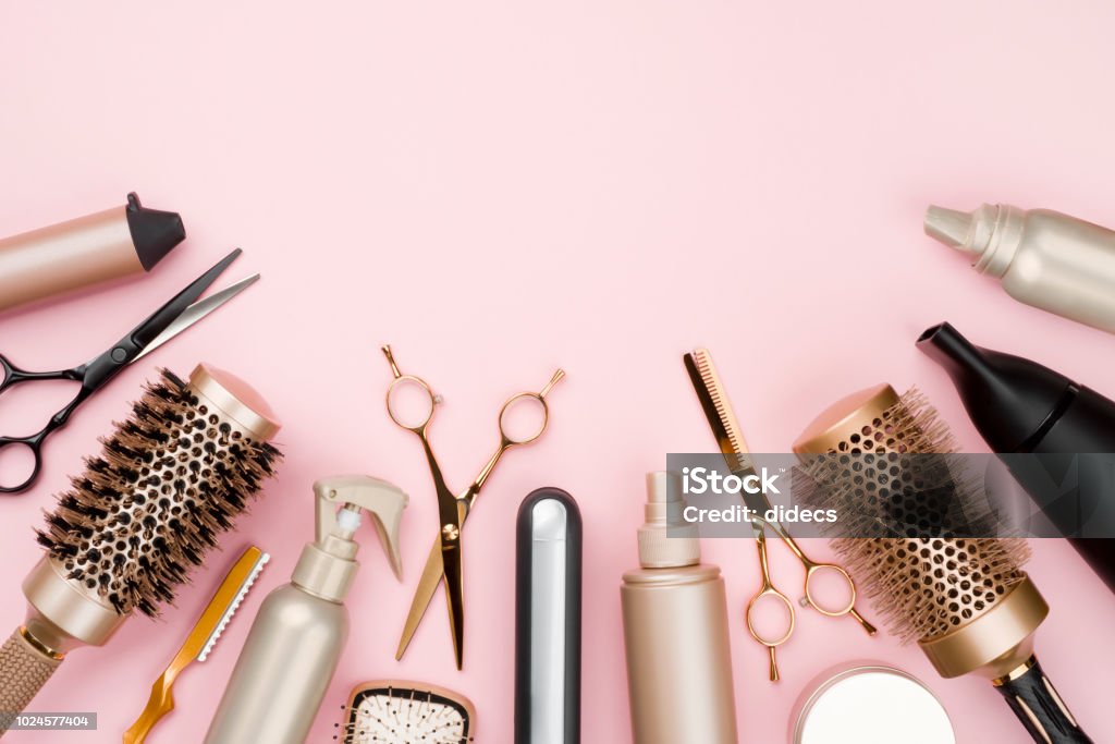 Varias herramientas de pelo dresser en fondo rosa con espacio de copia - Foto de stock de Peluquería libre de derechos