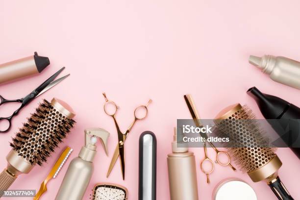 Varias Herramientas De Pelo Dresser En Fondo Rosa Con Espacio De Copia Foto de stock y más banco de imágenes de Peluquería