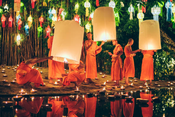 monjes en el templo durante el festival de loi krathong phan tao - floating candle fotografías e imágenes de stock