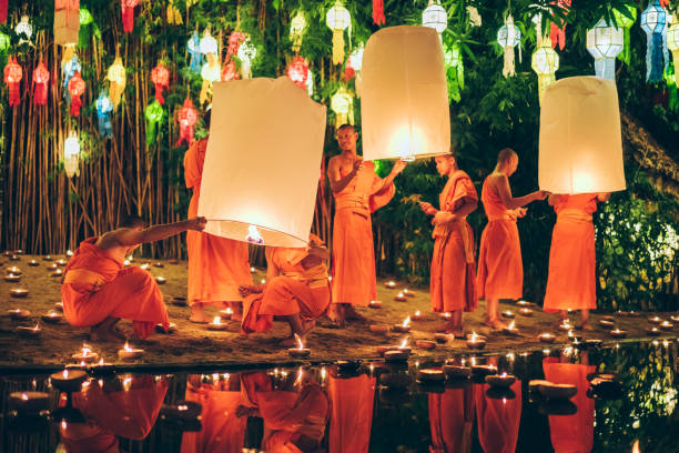 로 krathong 축제 기간 동안 판 타오 사원에서 승려 - floating candle 뉴스 사진 이미지