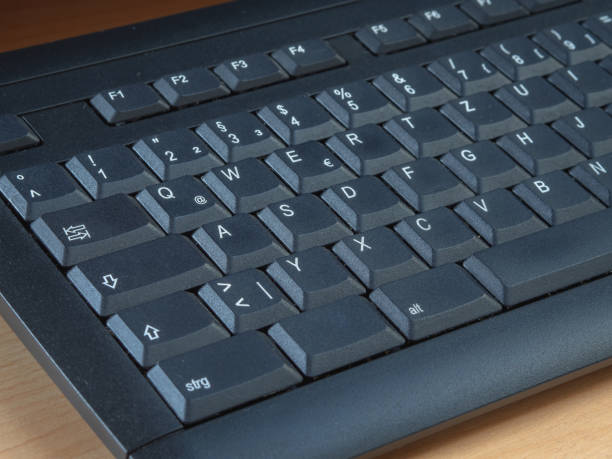 teclado alemán negro con una llave en blanco - euro symbol currency internet computer keyboard fotografías e imágenes de stock