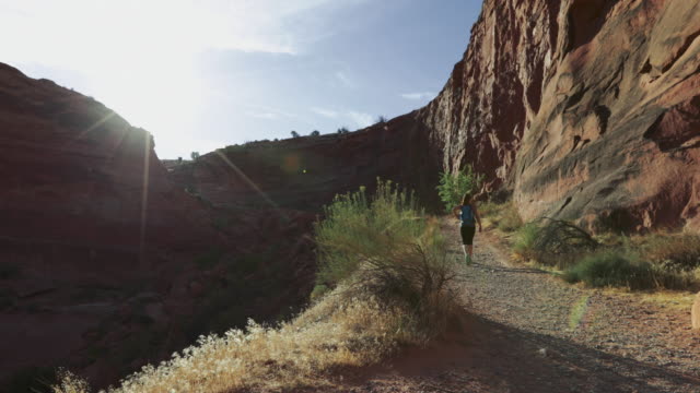 Hiking in the Colorado plateau: woman traveling alone