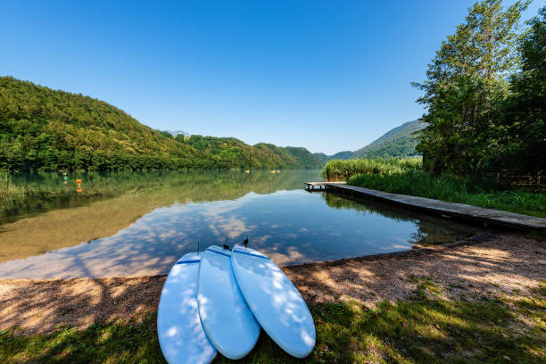 lago de levico - trentino alto adige – itália - pier rowboat fishing wood - fotografias e filmes do acervo