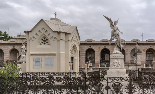 지하실, 포 블 누 묘지에 무덤에 조각 - sculpture gothic style grave spooky 뉴스 사진 이미지