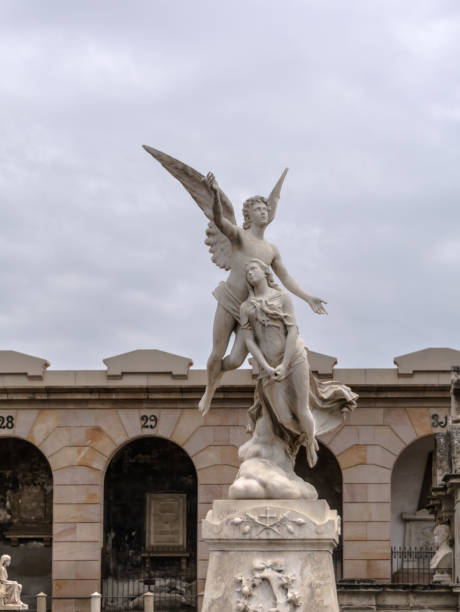 neoclásica escultura de un ángel alado - sculpture gothic style grave spooky fotografías e imágenes de stock