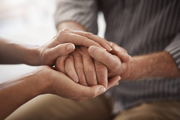 サポートの重要性を過小評価しないでください。 - assistance holding hands friendship human hand ストックフォトと画像