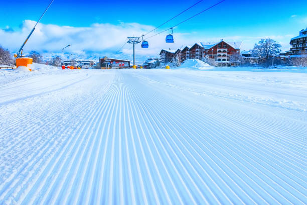 neve curata sulla pista da sci bansko, bulgaria - bansko foto e immagini stock