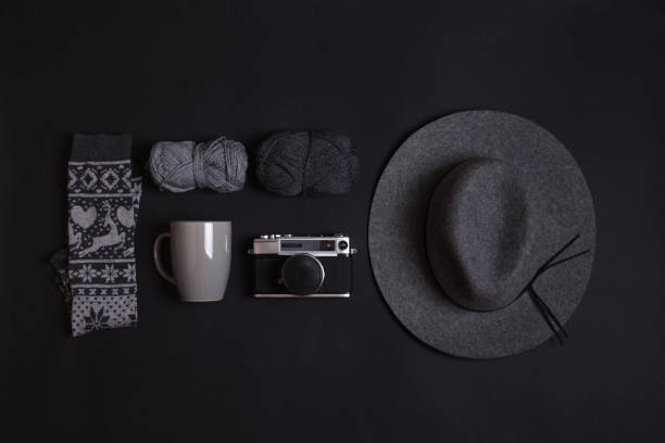 Configuración minimalista de objetos de invierno en gris - foto de stock