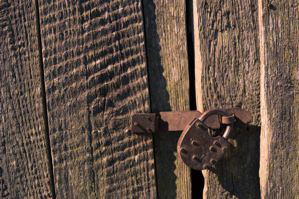 The wall of old house keeps the memory of the host lean.