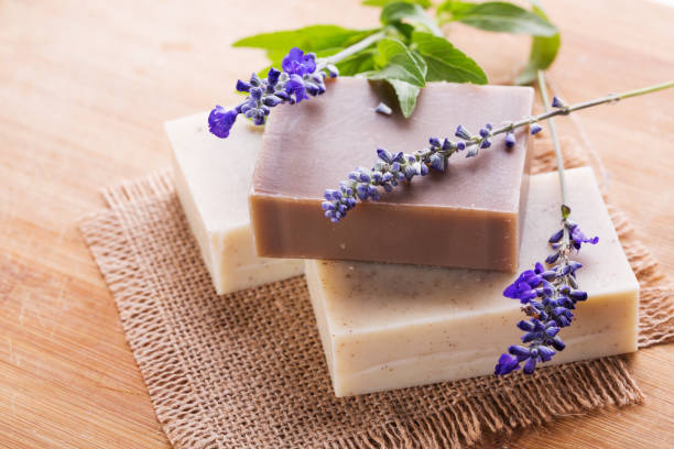 barres de savon artisanal avec des fleurs de lavande, closeup - lavender spa treatment health spa flower photos et images de collection