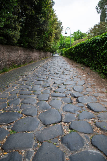 ruinas en roma (italia) - tumba de caecilia metella (mausoleo di cecilia metella), a lo largo de la vía apia (vía appia) - caecilia metella fotografías e imágenes de stock