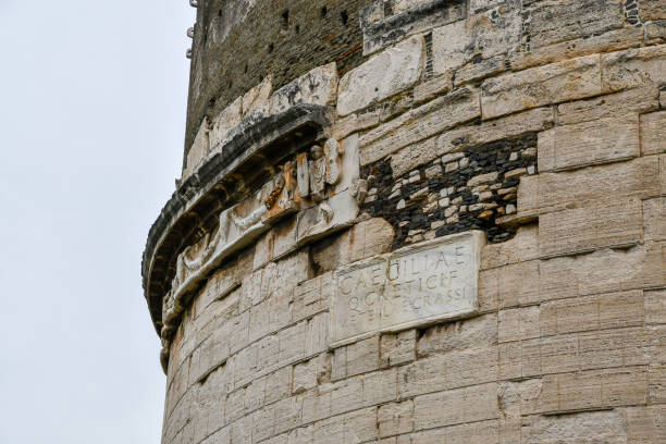 ruinas en roma (italia) - tumba de caecilia metella (mausoleo di cecilia metella), a lo largo de la vía apia (vía appia) - caecilia metella fotografías e imágenes de stock