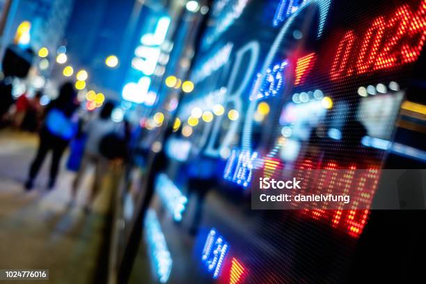 Crescita Del Mercato Azionario Sullo Schermo - Fotografie stock e altre immagini di Azioni e partecipazioni - Azioni e partecipazioni, Quotazione di borsa, Finanza