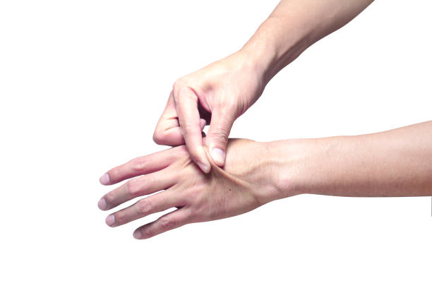 verificação da elasticidade da pele. a mão direita puxe a pele na parte de trás da mão esquerda - physical checkup - fotografias e filmes do acervo