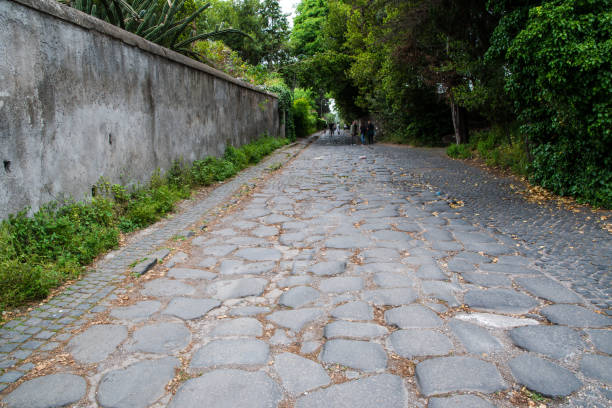 antigas ruínas em roma (itália) - túmulo de cecília metela (mausoleo di cecilia metella), ao longo da via appia (via ápia) - caecilia metella - fotografias e filmes do acervo