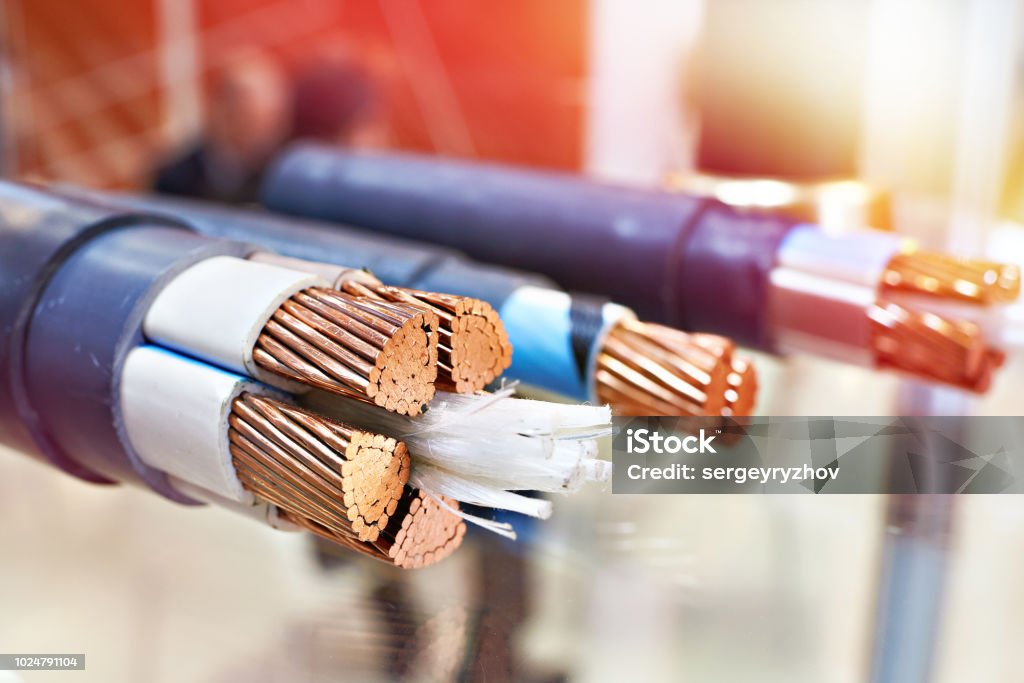 Câble de cuivre de grande puissance dans la section - Photo de Câble libre de droits