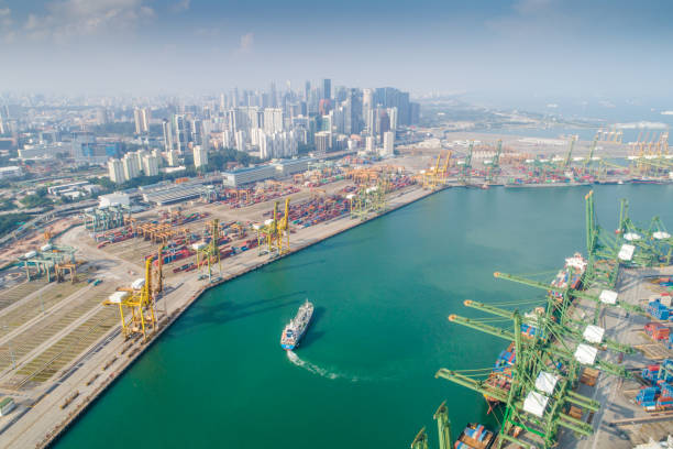 container cargo fracht versenden mit kranbrücke in werft in singapur arbeiten - singapore harbour stock-fotos und bilder