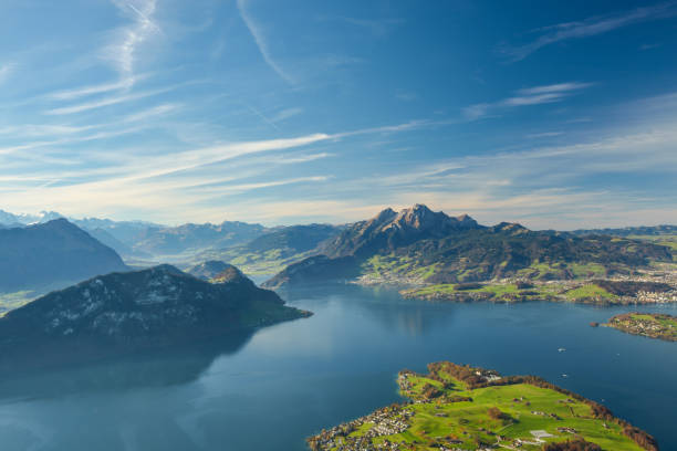 splendida vista sul lago di lucerna e sul monte pilatus - switzerland lake mountain landscape foto e immagini stock