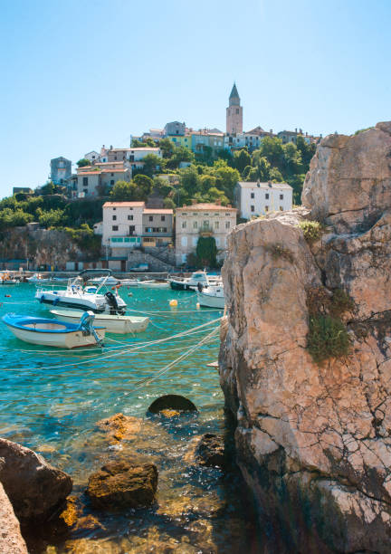 vrbnik bay - krk fotografías e imágenes de stock