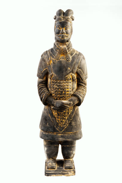 isolato statuetta guerriero di terracotta su sfondo bianco - shaanxi province immagine foto e immagini stock
