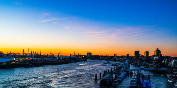 zachód słońca port w hamburgu - elbe fluss zdjęcia i obrazy z banku zdjęć