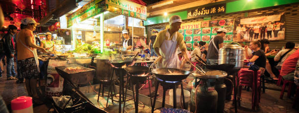 scène de marché nocturne bangkok thaïlande avec panorama chef et les patrons - thai cuisine photos et images de collection