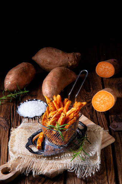 crocante de batata doce frita do forno - sweet potato french fries yam baked - fotografias e filmes do acervo