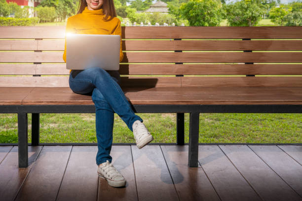 volta ao conceito de universidade escola educação conhecimento faculdade, os jovens de ser usado o computador e o conceito de tablet, educação e tecnologia. - registo no computador - fotografias e filmes do acervo