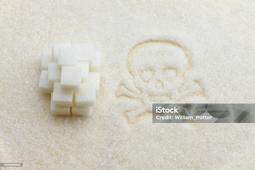 Ungesunde süß Essen, Übergewicht und Diabetes Mellitus-Konzept: Draufsicht des reinen weißen raffiniert, gebleicht Würfelzucker / fein Granulierter Zucker Süßstoff, Schädel und gekreuzten Knochen. Abstrakte Textur Hintergrund. - Lizenzfrei Abstrakt Stock-Foto Ungesunde süß Essen, Übergewicht und Diabetes Mellitus-Konzept: Draufsicht des reinen weißen raffiniert, gebleicht Würfelzucker / fein Granulierter Zucker Süßstoff, Schädel und gekreuzten Knochen. Abstrakte Textur Hintergrund. - Lizenzfrei Abstrakt Stock-Foto
