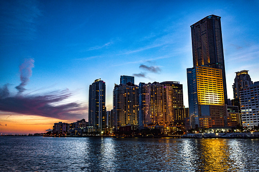 Hermosa vista del mar, cielo y edificios de oficinas durante el atardecer en Brickell, Miami, Estados Unidos photo